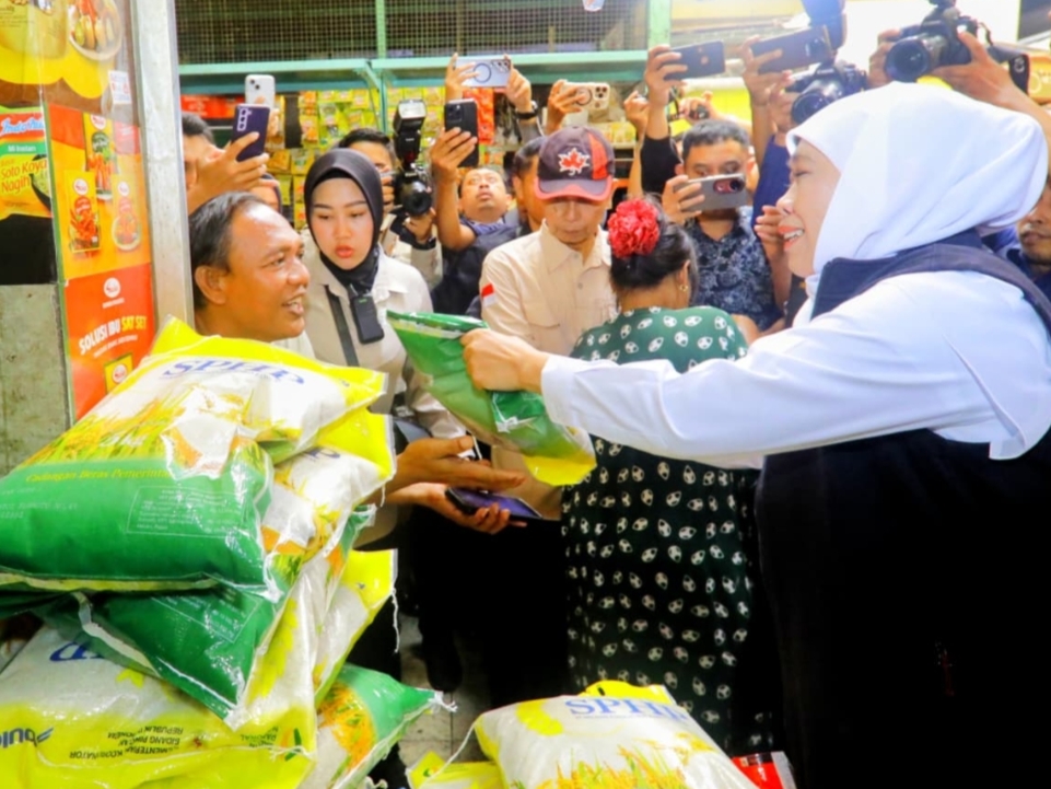 Pantau Harga Beras di Pasar Soponyono Surabaya, Gubernur Bagi-bagi Beras 5Kg