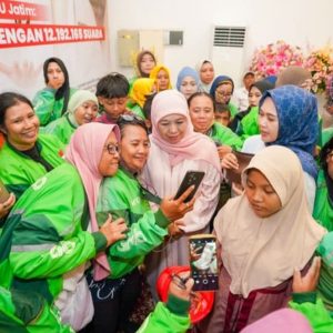 Mayoritas Warga Jatim Pilih “Fokus Kerja”, Dukung Kepemimpinan Khofifah Mayoritas Warga Jatim Pilih “Fokus Kerja”, Dukung Kepemimpinan Khofifah