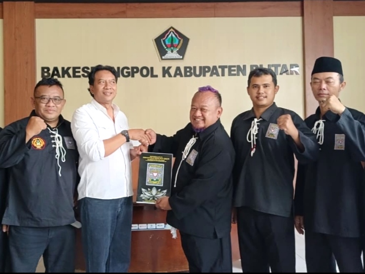 PSHT Cabang Kabupaten Blitar Serahkan Legalitas ke Bakesbangpol, untuk IPSI Menyusul