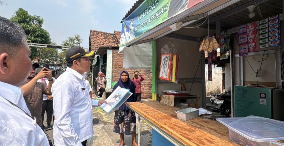 Bupati Subandi Datangi Warung Penerima Modal Usaha