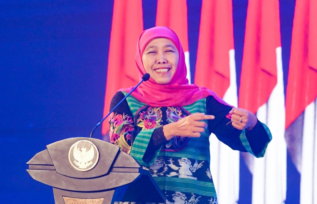 Gubernur Khofifah Berikan Apresiasi Inovasi Terbaik Insan Pendidikan Jawa Timur pada Ajang EJIES 2025