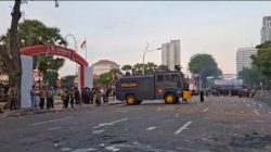 Gerbang Pintu Grahadi Ambrol, Sepeda Motor Dibakar dan Jurnalis Jadi Korban