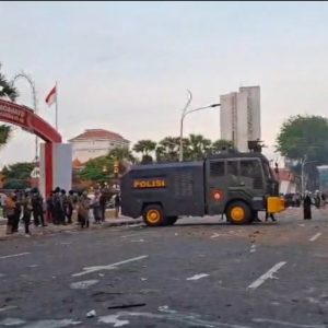 Gerbang Pintu Grahadi Ambrol, Sepeda Motor Dibakar dan Jurnalis Jadi Korban