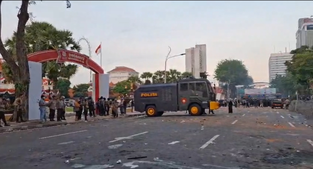 Gerbang Pintu Grahadi Ambrol, Sepeda Motor Dibakar dan Jurnalis Jadi Korban