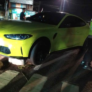 Mobil BMW Diduga Milik Wabup Blitar Nabrak Pembatas Jalan di Kanigoro