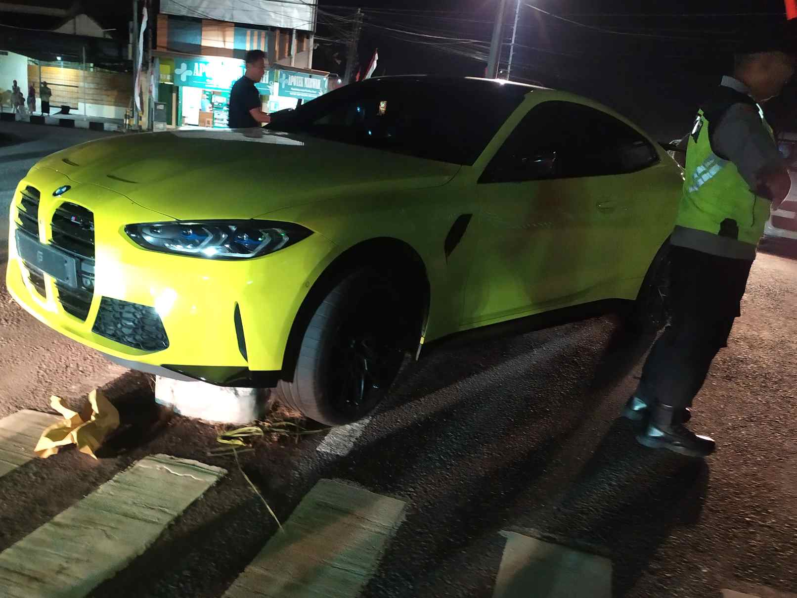 Mobil BMW Diduga Milik Wabub Blitar Nabrak Pembatas Jalan di Kanigoro