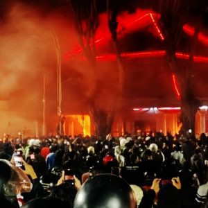 Gedung Grahadi di Surabaya Dibakar Massa Pendemo