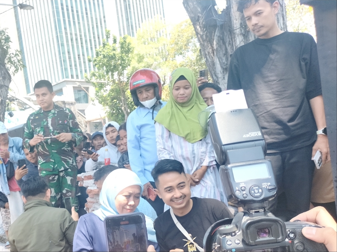 Gubernur Khofifah Tinjau Lokasi Terbakarnya Gedung Grahadi