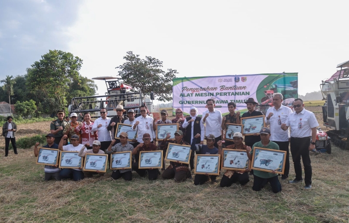 Gubernur Jatim dan Bupati Jember Berikan Bantuan Alsintan Kepada Petani, Jember Kian Siap Jadi Lumbung Pangan Jatim