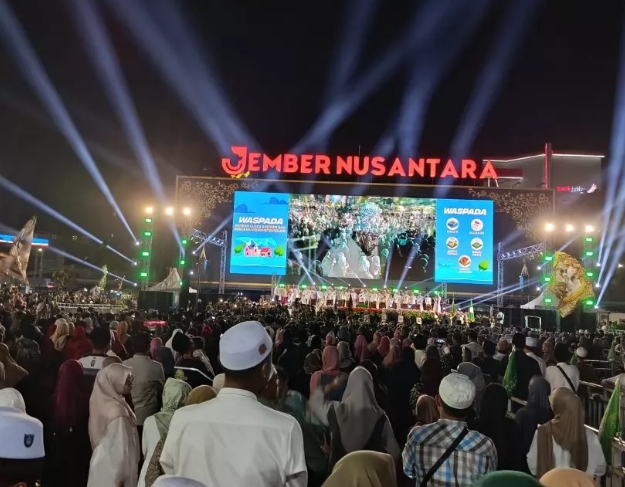 Ribuan Masyarakat Jember Bersholawat,Perkuat Moralitas Dalam Dalam Visi Membangun.