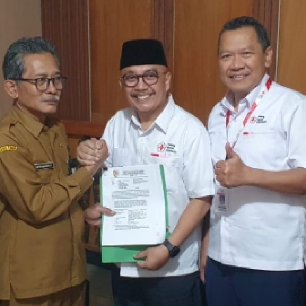 DLH Jember Serahkan Rekom Ijin Lingkungan Ke PMI Cabang Jember