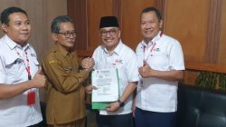 DLH Jember Serahkan Rekom Ijin Lingkungan Ke PMI Cabang Jember