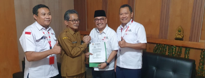 DLH Jember Serahkan Rekom Ijin Lingkungan Ke PMI Cabang Jember