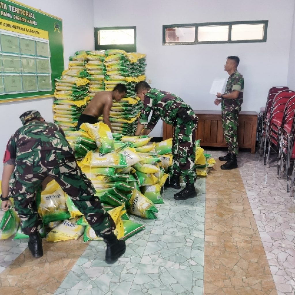 Jaga  Stabilitas Harga Beras, Bulog Jember Pasok  10 Ton SPHP di Pos Koramil  0824/29 Ajung.