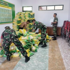 Jaga  Stabilitas Harga Beras, Bulog Jember Pasok  10 Ton SPHP di Pos Koramil  0824/29 Ajung.