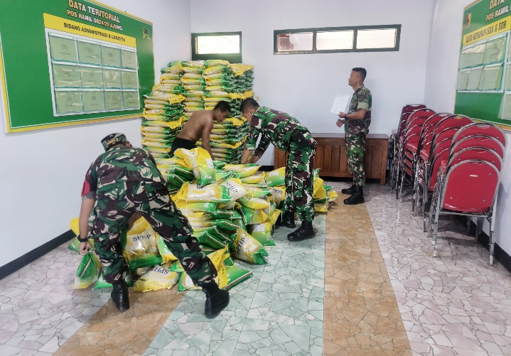 Jaga  Stabilitas Harga Beras, Bulog Jember Pasok  10 Ton SPHP di Pos Koramil  0824/29 Ajung.