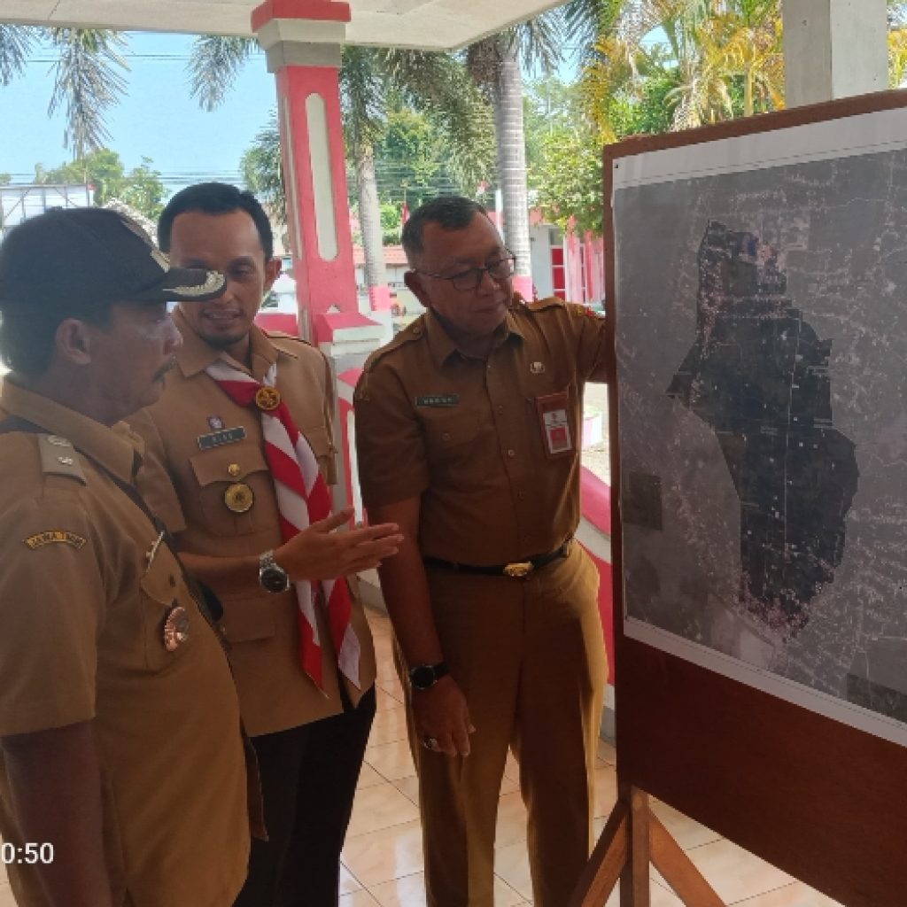 DPMD Jember dan Camat Gumukmas Pimpin Penetapan Batas Wilayah Antar Desa .
