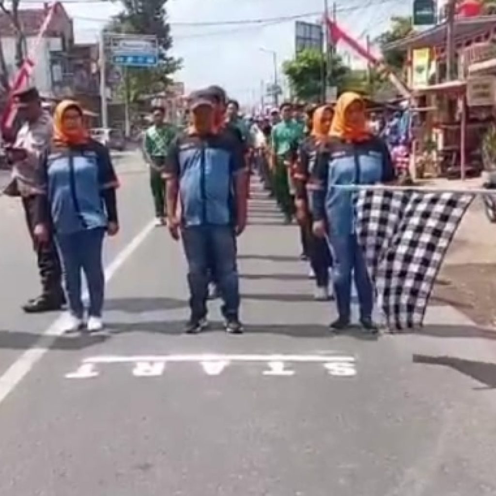 Bakar Semangat Juang HUT RI ke 80, Lembaga Masyarakat dan Sekolah di Balung Jember Giat Gerak Jalan .