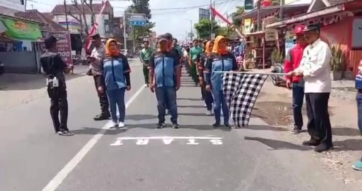 Bakar Semangat Juang HUT RI ke 80, Lembaga Masyarakat dan Sekolah di Balung Jember Giat Gerak Jalan .