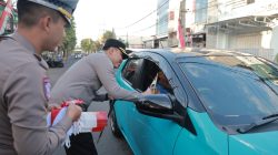 Tebar Semangat Merah Putih Kapolres Jember Turun Jalan Berbagi Bendera dan Cokelat Bagi Pengendara