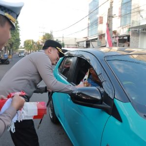 Semarak Kemerdekaan, Kapolres Jember Bagikan Bendera Merah Putih dan Cokelat Bagi Pengendara Semarak Kemerdekaan, Kapolres Jember Bagikan Bendera Merah Putih dan Cokelat Bagi Pengendara