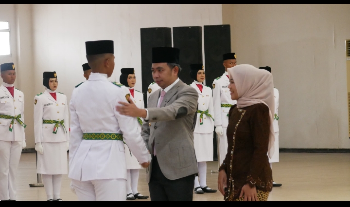 Pengukuhan Pasukan Pengibar Bendera, Bupati Fawait: Merah Putih Adalah Simbol Kehormatan dan Perjuangan