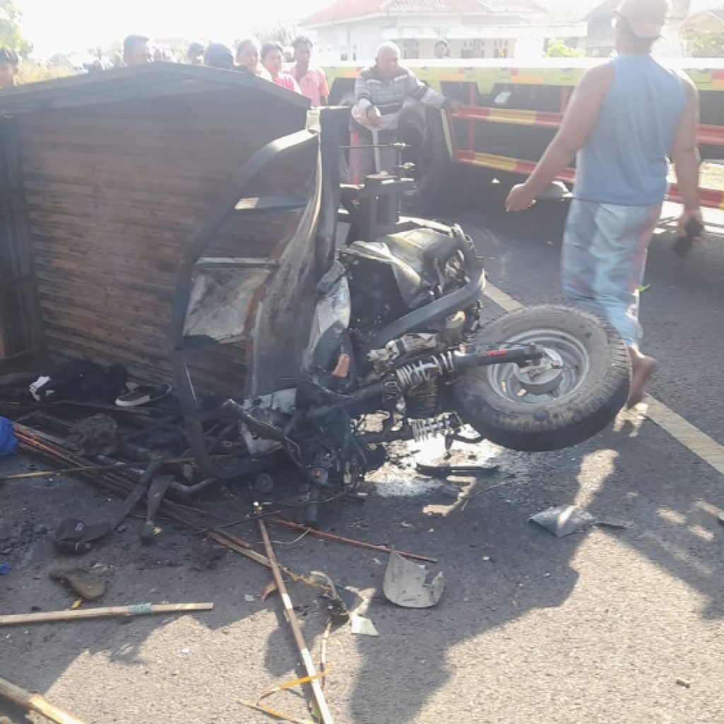 Tragis Laka JLS Puger Jember,Motor Tosa Vs Truk 4 Orang Meninggal