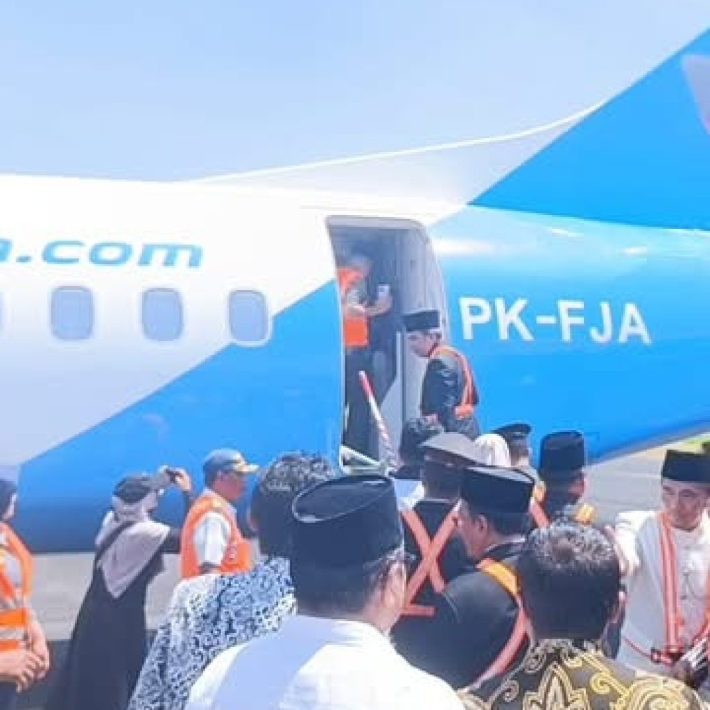 Penerbangan Perdana Jember -Jakarta, Bupati Jember Berharap Ekonomi Masyarakat Bergerak,Investor Berdatangan