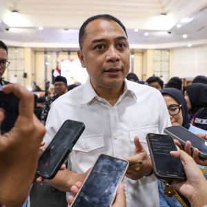Warga Surabaya Diimbau Tidak Sandingkan Bendera Merah Putih dengan Bendera Lain Warga Surabaya Diimbau Tidak Sandingkan Bendera Merah Putih dengan Bendera Lain