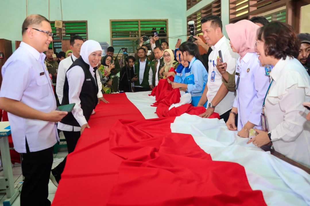 Di Jatim, Siswa SMA/SMK dan SLB Jahit Bendera Sampai 15.465 Meter