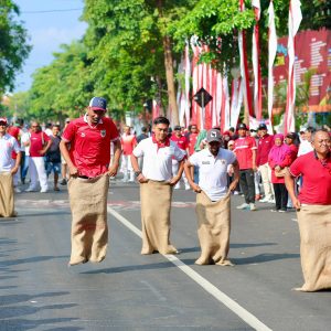 Bupati BanyuwaNGI Ipuk Fiestiandan Ikut Lomba Agustusan Bareng Warga di CFD