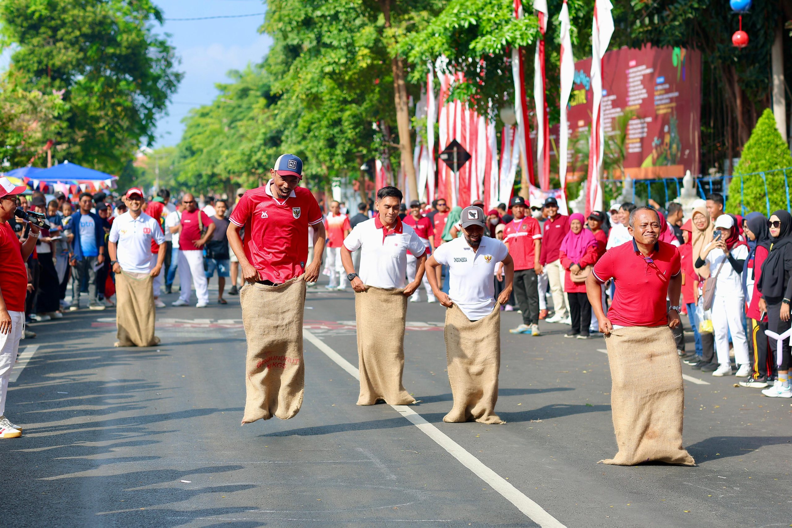 Bupati BanyuwaNGI Ipuk Fiestiandan Ikut Lomba Agustusan Bareng Warga di CFD