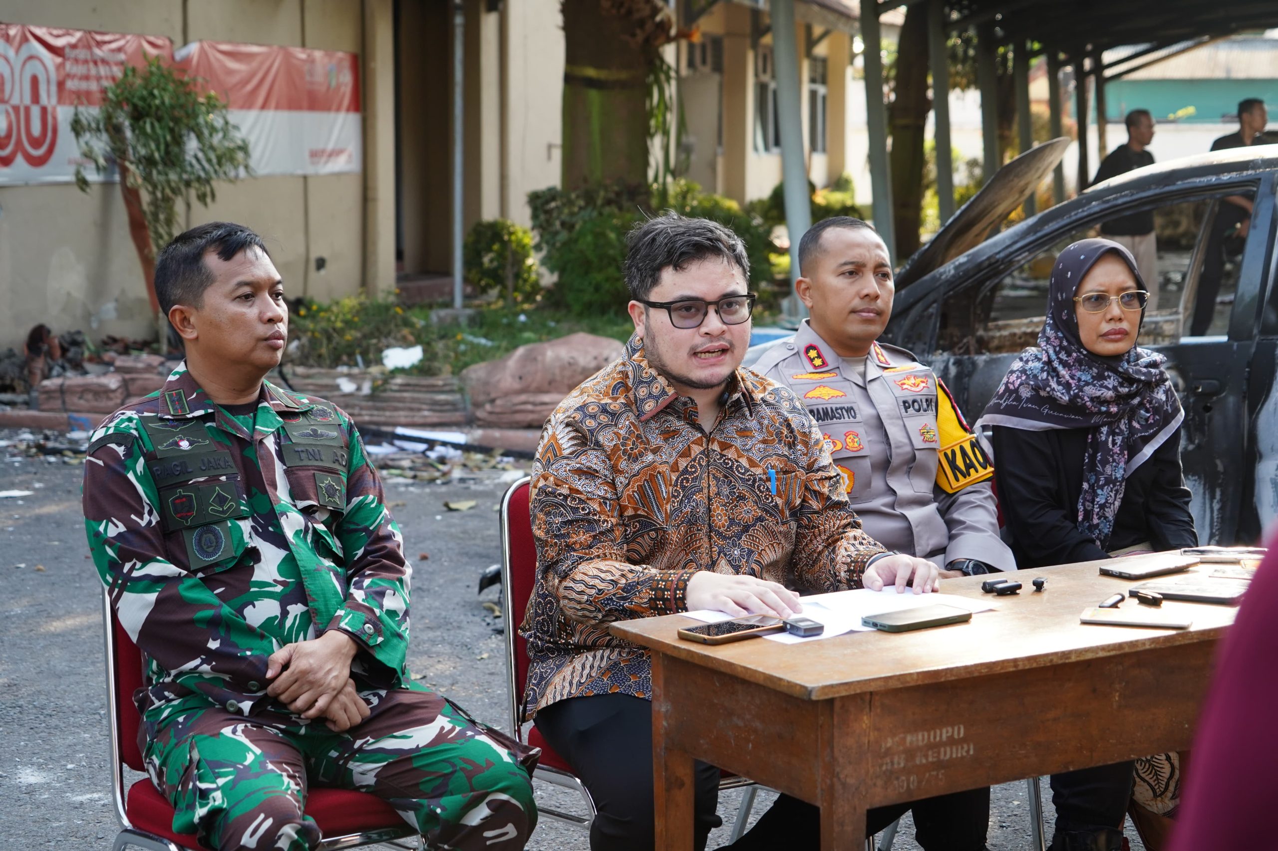 Roda Pemerintahan Kediri Lumpuh, Kantor Pemkab dan DPRD Hangus Dibakar Massa