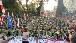 Ribuan Mahasiswa UPN Veteran Jakarta Demo, Gerbang Polda Metro Roboh