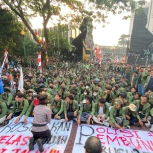 Ribuan Mahasiswa UPN Veteran Jakarta Demo, Gerbang Polda Metro Roboh