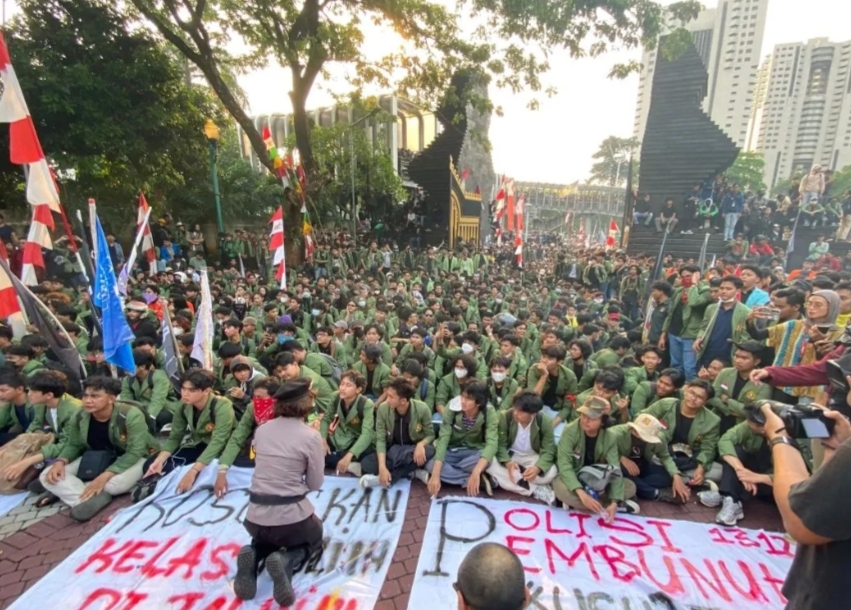 Ribuan Mahasiswa UPN Veteran Jakarta Demo, Gerbang Polda Metro Roboh