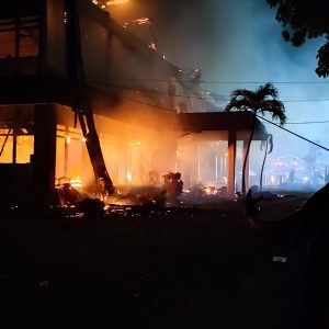 Kerusuhan Kediri, Gedung Pemerintah Dibakar dan Museum Dijarah Massa
