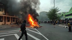 Kota Kediri Membara, Kantor Polres Diserbu, Kendaraan Polisi Dibakar
