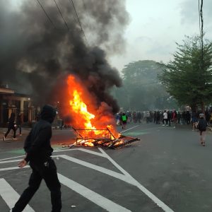 Kota Kediri Membara, Kantor Polres Diserbu, Kendaraan Polisi Dibakar
