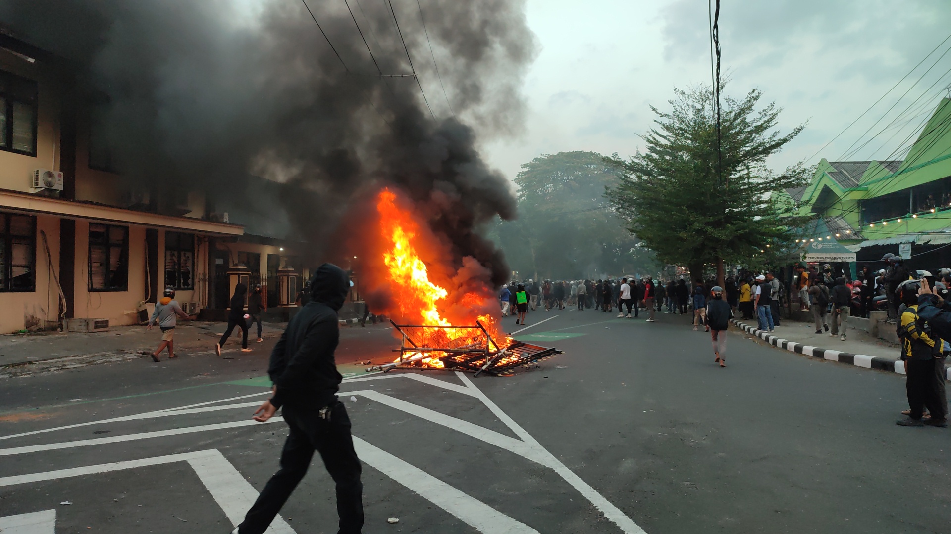 Kota Kediri Membara, Kantor Polres Diserbu, Kendaraan Polisi Dibakar