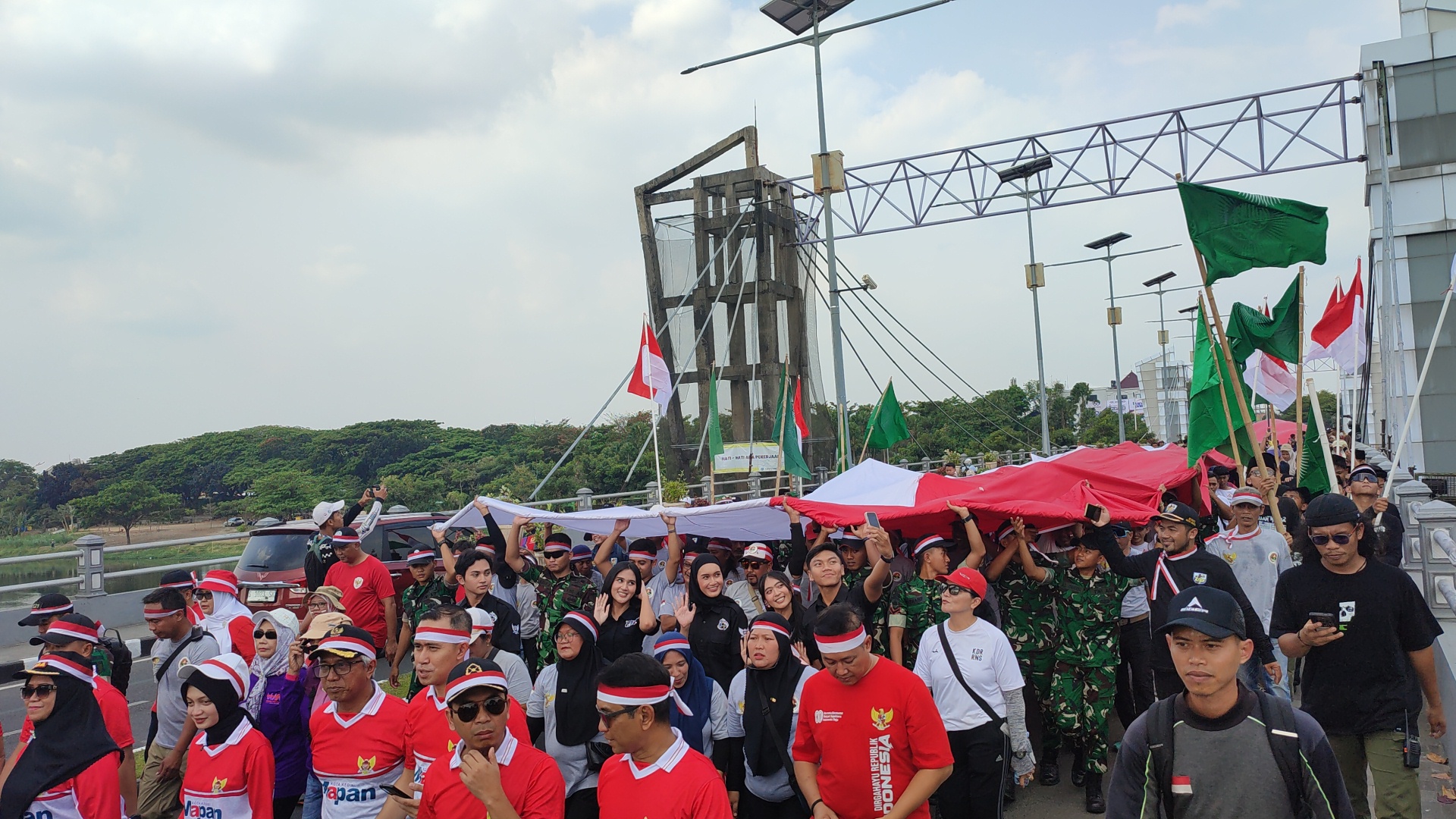 Kirab Merah Putih Raksasa, Ribuan Pemuda Kota Kediri Meriahkan HUT RI ke-80