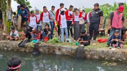 Ribuan Warga Kediri Berebut Lele di Festival Omah Sawah