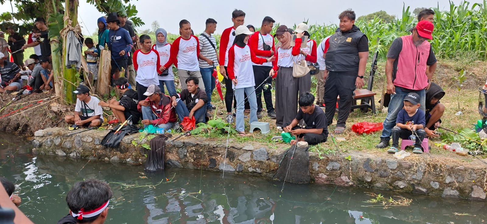 Ribuan Warga Kediri Berebut Lele di Festival Omah Sawah Ribuan Warga Kediri Berebut Lele di Festival Omah Sawah