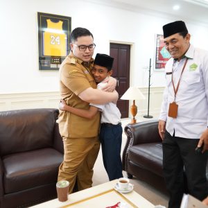 Mas Dhito Punya Teman Spesial, Pelajar MTs yang Masih Berseragam Biru Putih
