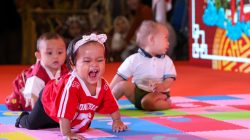 Puluhan Bayi Surabaya Merangkak Kampanyekan Popok Kain di SGE 2025