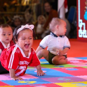 Puluhan Bayi Surabaya Merangkak Kampanyekan Popok Kain di SGE 2025