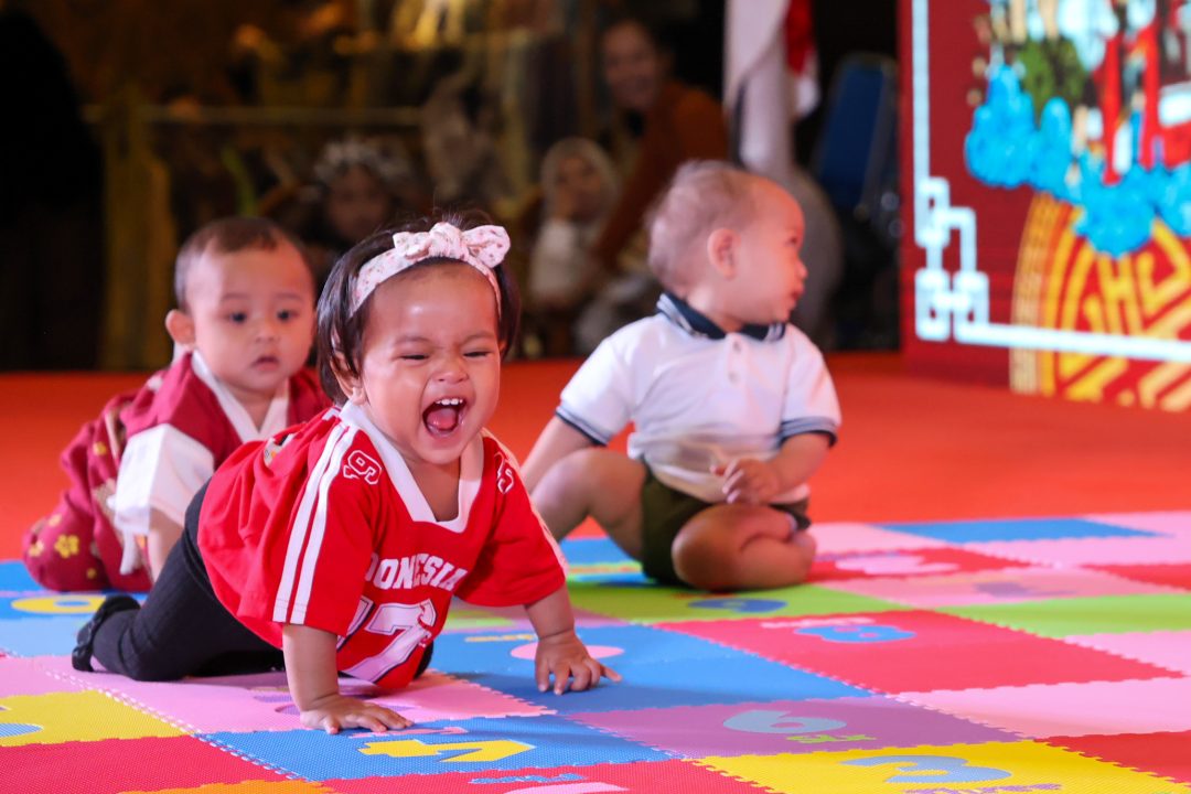 Puluhan Bayi Surabaya Merangkak Kampanyekan Popok Kain di SGE 2025