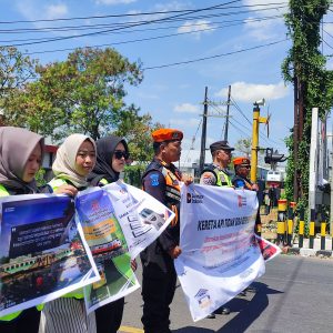 Sambut HUT ke-80 RI, KAI Daop 7 Madiun Sosialisasi Keselamatan di 80 Titik Perlintasan