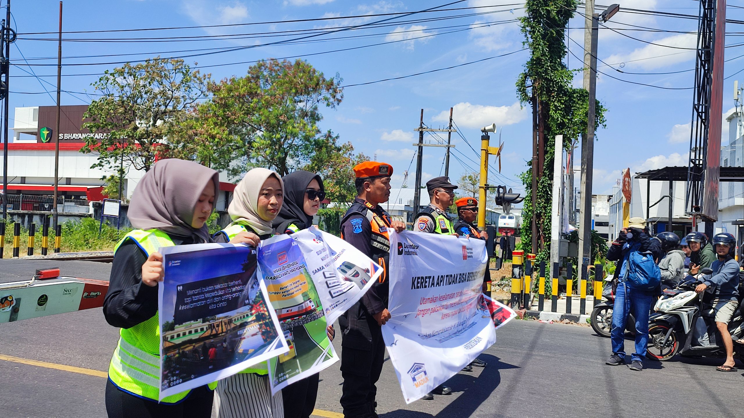 Sambut HUT ke-80 RI, KAI Daop 7 Madiun Sosialisasi Keselamatan di 80 Titik Perlintasan