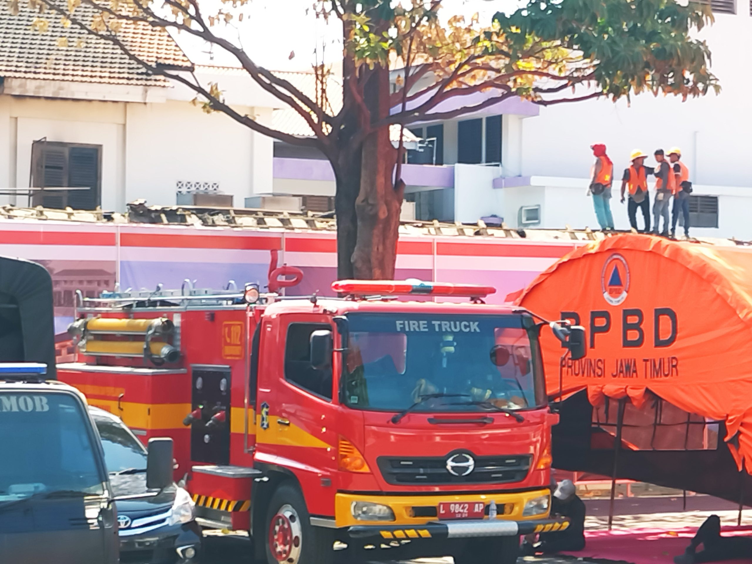 Pengamanan Grahadi Tetap Ketat, Pejabat Sidoarjo dan Ojol Salat Ghaib untuk Affan Kurniawan